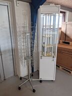 Glasmontre og stativ