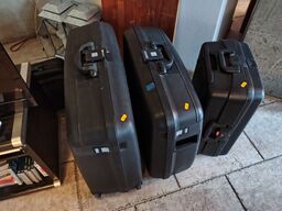 To kufferter og en trolley