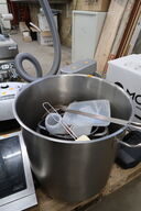 Gryde med diverse køkkenartikler