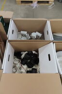 2 stk. Kasser med glas, kopper & serveringsfade