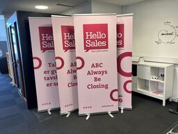 4 stk. Roll-up inkl. Reol m. Indhold 