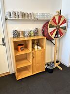 Skab med inhold inkl. Hylder m. Indhold 90x45x110 cm