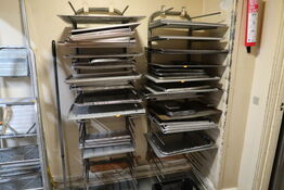 Vægstativ med div. Bageplader, fade og forme