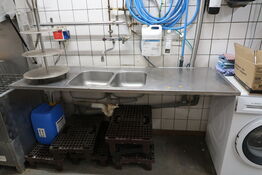 Rustfri stålbord med 2 stk. håndvaske, armatur m.m.