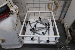 Opbevaringsvogn med indhold