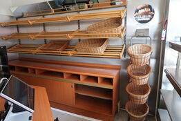 Reolsystem med væghylder m.m.