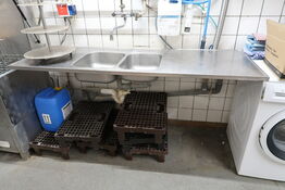 Rustfri stålbord med 2 stk. håndvaske, armatur m.m.