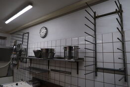 Vægtstativ med 2 stk. væghylder med indhold