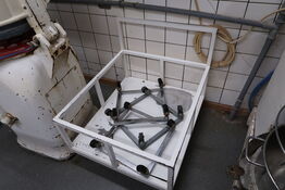 Opbevaringsvogn med indhold