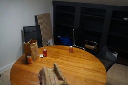 Bord inkl. Stole, fjernsyn, m.v.