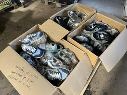3 Kasser med New Balance Sikkerhedssko Sample Sko. Str 43