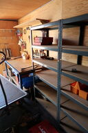 2 stk. lagerreoler med indhold