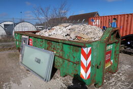 Affaldscontainer med indhold