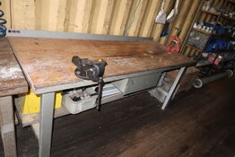 Arbejdsbord med skruestik og indhold