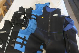 4 Stk. Flydeveste + 2 Stk Vådedragter BEAVER