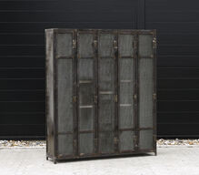 Garderobeskab i jern