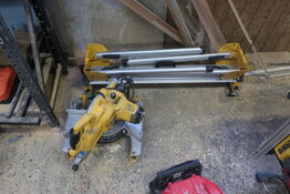 Kap/geringssav DEWALT samt arbejdsbord