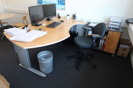 El. hæve/sænke skrivebord, kontorstol samt reol/skab