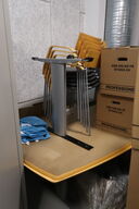 2 stk. mødeborde samt 9 stk. mødestole og kontorstol