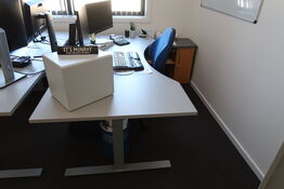 El. hæve/sænke skrivebord, skab/reol samt kontorstol