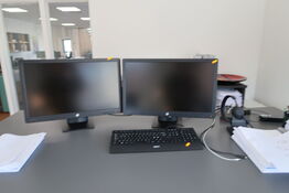 2 stk. computerskærme HP ProDisplay P240va, tastatur, dockingstation og headset JABRA