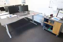 El. hæve/sænke skrivebord samt skab/reol