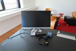 Computerskærm HP E233, dockingstation LENOVO og headset JABRA