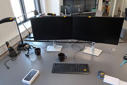 2 stk. computerskærme DELL P2725H, tastatur, mus, dockingstation, headset