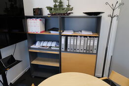 2 stk. reoler/skabe samt stumtjener