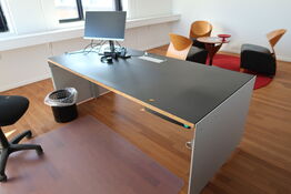 El. hæve/sænke skrivebord MONTANA Djob samt kontorstol