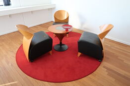 3 stk. mødestole, mørdbord samt tæppe