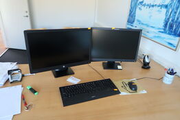 2 stk. computerskærme HP ProDisplay P240va, tastatur, mus 