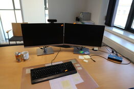 2 stk. computerskærme HP E233, tastatur og dockingstation LENOVO