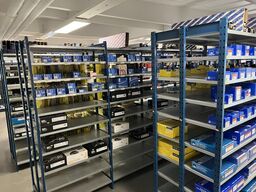 Rækker med lager hylder og ekstra metal hylder * Uden indhold