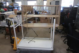 Borde, reoler, tavler, seng m.m.