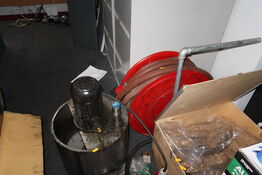 Motor samt slange på tromle