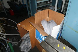 2 stk. kasser med varelager