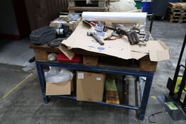 Pallebord med div. Varelager og værktøj