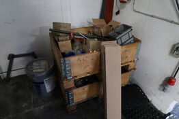 2 stk. paller med div. Jern