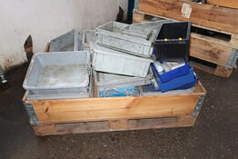 Palle med plastikkasser