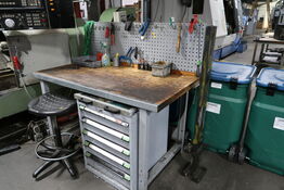 Arbejdsbord med værktøjstavle, værkstedsstol samt skab med indhold