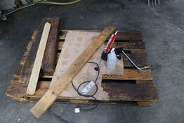 Palle med indhold samt værkstedsstol og sortimentsskab