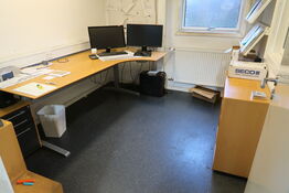 El. hæve/sænke skrivebord, div. Reoler, brochureholder m.m.