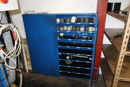 Metalskab med indhold