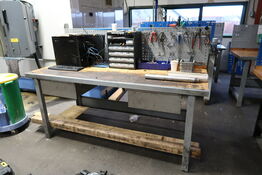 Arbejdsbord med værktøjstavle og div. Værktøj