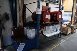 Reol med olietønder (er ret fyldte) samt spildekar