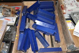 Palle med plastikkasser