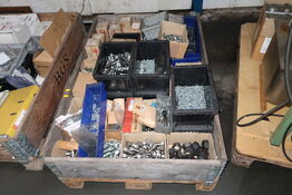 Palle med div. Bolte, møtrikker m.m.