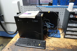 Computerskærm samt computer HP Envy