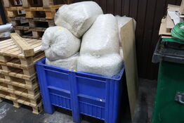 Plastikpalle med granulat